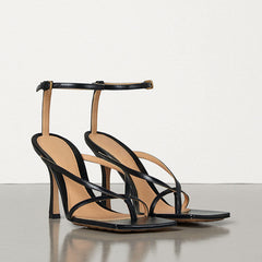 Sandales à talons aiguilles séduisantes en similicuir à bout carré et lanières - Noir