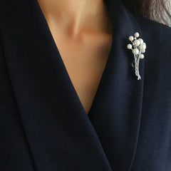 Funkelnde rhodinierte Süßwasserperlen-Bouquet-Brosche mit Zirkonia