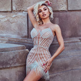 Glitzerndes, verziertes, schulterfreies Cocktail-Minikleid mit Fransen - Beige