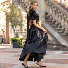 Glitzerndes, kurzärmliges Oberteil mit Stehkragen und Cut-Outs aus Samt, Pailletten und Schleife