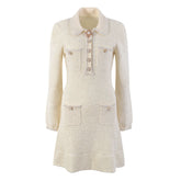 Minikleid aus Wollstrick mit glitzerndem Perlenkragen, halben Knöpfen, langen Ärmeln und Rüschen