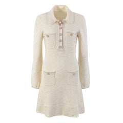 Minikleid aus Wollstrick mit glitzerndem Perlenkragen, halben Knöpfen, langen Ärmeln und Rüschen