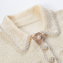 Minikleid aus Wollstrick mit glitzerndem Perlenkragen, halben Knöpfen, langen Ärmeln und Rüschen