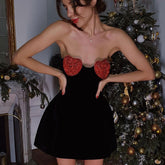 Robe de soirée mini en velours sans bretelles avec col bandeau et strass rouges scintillants