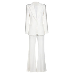 Passender Blazer mit funkelndem Strass und Bootcut-Hose mit hoher Taille