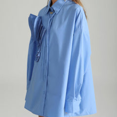 CHEMISE BLEUE À BOUTONNAGES AVEC FLEURS