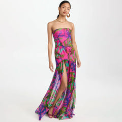 Robe de soirée longue sans bretelles à volants transparents et taille basse avec imprimé feuilles tropicales et fente sur la cuisse