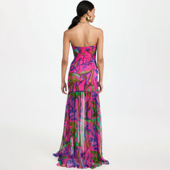 Robe de soirée longue sans bretelles à volants transparents et taille basse avec imprimé feuilles tropicales et fente sur la cuisse