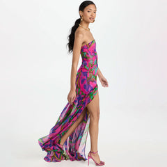 Robe de soirée longue sans bretelles à volants transparents et taille basse avec imprimé feuilles tropicales et fente sur la cuisse