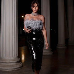 Ensemble de cocktail assorti avec soutien-gorge à franges superposées et jupe midi moulante à bordure en plumes fantaisistes