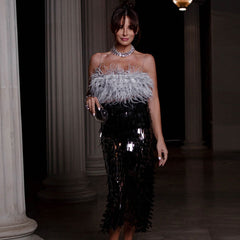 Ensemble de cocktail assorti avec soutien-gorge à franges superposées et jupe midi moulante à bordure en plumes fantaisistes