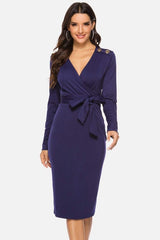 Wickelkleid mit V-Ausschnitt, gebundener Taille und Schlitz