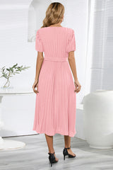 Robe mi-longue plissée à col en V et taille nouée