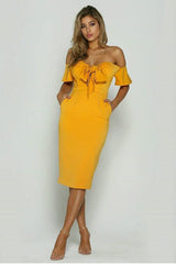 Kurzes, figurbetontes Kleid mit ausgestellten Ärmeln