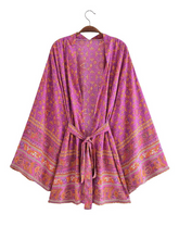 Kurze Kimonojacke. Kurzer Kimonomantel. Kimono mit Bohemian-Print