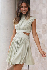 Urlaubs-Minikleid mit Cut-Out-Taille