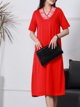 Kurzärmliges Midikleid aus Leinenstrick mit V-Ausschnitt