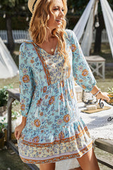 Robe bohème à volants avec nœuds et pompons