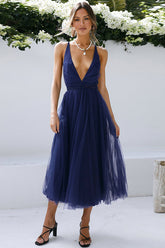 Rückenfreies Midikleid aus Netzstoff mit tiefem Ausschnitt