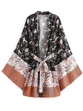 Robe courte en coton à imprimé floral de couleur noire de Beech Wear