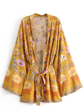 Kurzer Kimono mit Blumendruck Gelbe Farbe Baumwolle Viskose Kurzes Kleid Kimono Duster Robe
