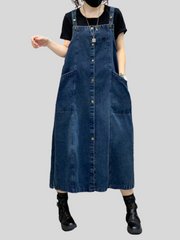 Lässiges Latzhosenkleid aus Denim in Midilänge über dem Knie