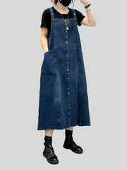 Lässiges Latzhosenkleid aus Denim in Midilänge über dem Knie