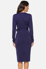 Wickelkleid mit V-Ausschnitt, gebundener Taille und Schlitz