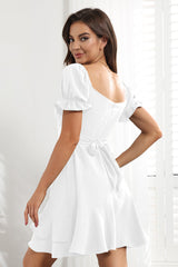 Sommerkleid mit Rüschen und unregelmäßigem Saum