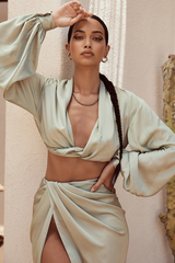 Seidiges Satin-Set mit drapiertem Oberteil und Rock