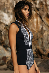 Maillot de bain une pièce à rayures