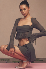 Kurzes Chiffon-Set mit Rüschenbesatz