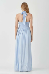 Olivia – Neckholder-Maxikleid in Misty Blue