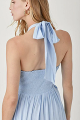 Olivia – Neckholder-Maxikleid in Misty Blue