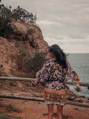 Kurzer Kimono-Staubmantel aus Polyester mit Blumenmuster in Schwarz