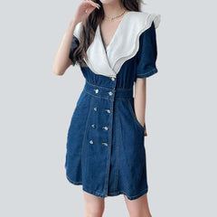 Robe courte en jean à col blanc