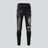 Éclaboussures de peinture blanche sur un jean pour homme