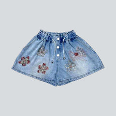 Short en jean large orné de fleurs