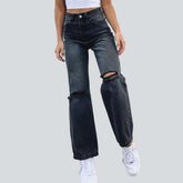 Jean à jambes larges et genoux déchirés
