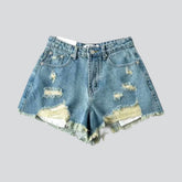 Short en jean vieilli tendance années 2000