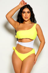 Gelb-weißer Monokini mit Cut-Out
