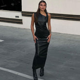 Robe longue moulante en similicuir à col asymétrique et bordure torsadée sans manches - Noir