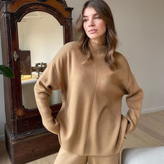 Schickes Pullover-Set mit hohem Kragen und Rippenstrick, weitem Bein und Hose – Khaki