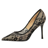 Elegante Pumps mit spitzer Zehenpartie und floralem Spitzen-Mesh-Stilettoabsatz - Schwarz
