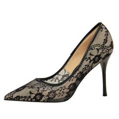 Elegante Pumps mit spitzer Zehenpartie und floralem Spitzen-Mesh-Stilettoabsatz - Schwarz