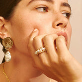 Eleganter offener Ring mit Perlenbesatz und vergoldetem Gold