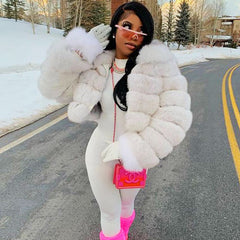 Kurzer Kunstpelzmantel mit übertriebenen langen Ärmeln und breitem Kragen - Weiß