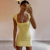 Schmeichelndes, figurbetontes Minikleid mit Cut-Out-Rücken und kurzen Ärmeln und quadratischem Ausschnitt - Gelb