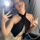 Flirtatious – Neckholder-Crop-Wickeltop mit offenem Rücken und Metallic-Besatz – Schwarz