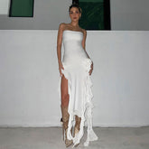 Fließendes, trägerloses Party-Midikleid mit Rüschen und Blumenbesatz und hohem Schlitz - Weiß